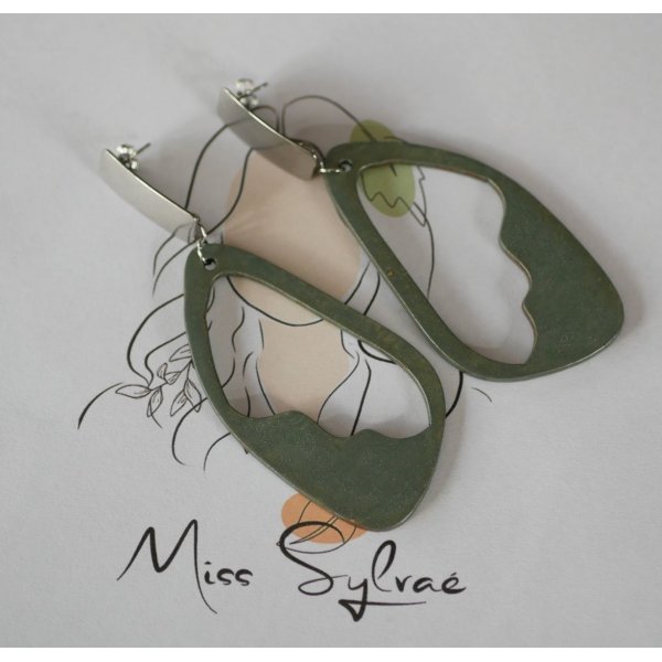 Grandes brincos de madeira pintados de verde ou cinzento