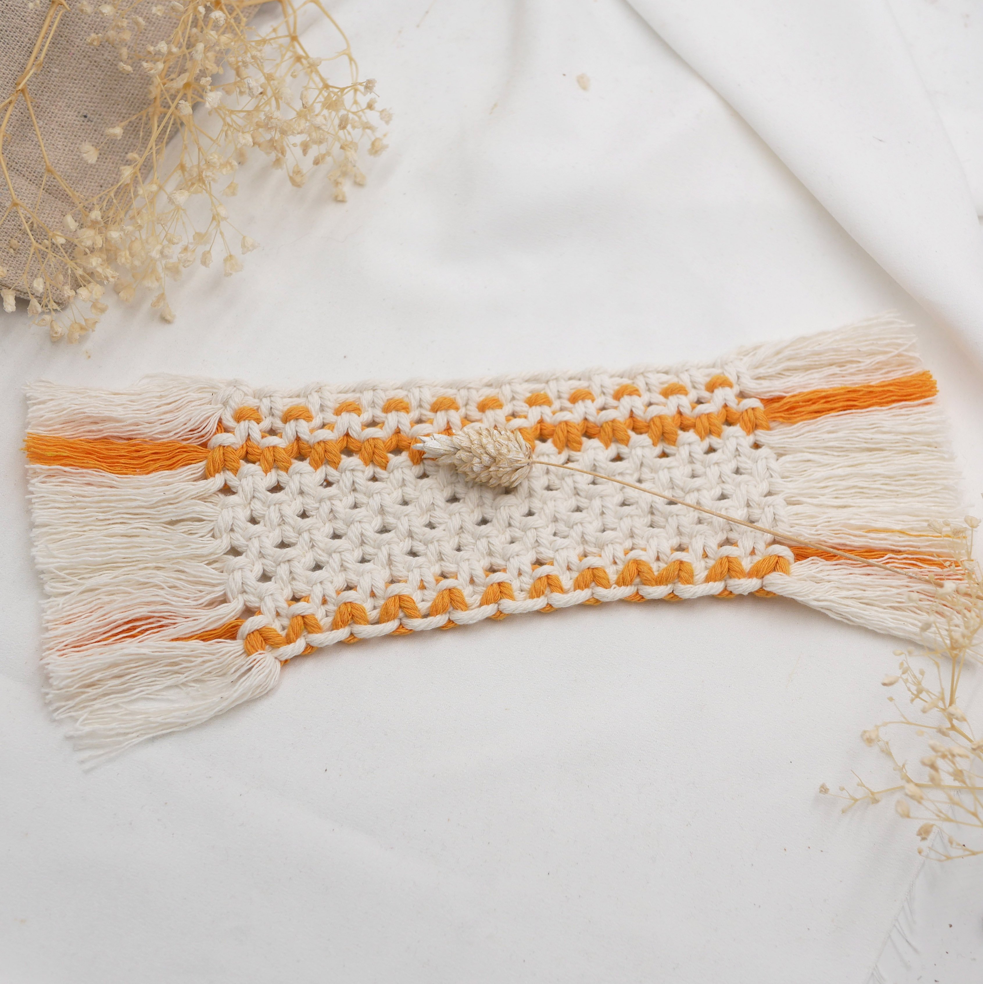 Mini tapis rectangulaire en macram&eacute; &eacute;cru et orange pour dessous de tasse