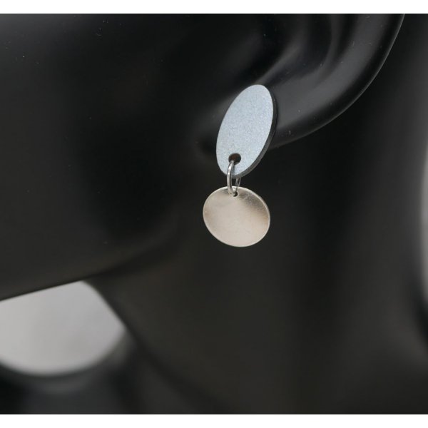 Pequenos brincos geom&eacute;tricos de madeira em prata azul cinzenta 