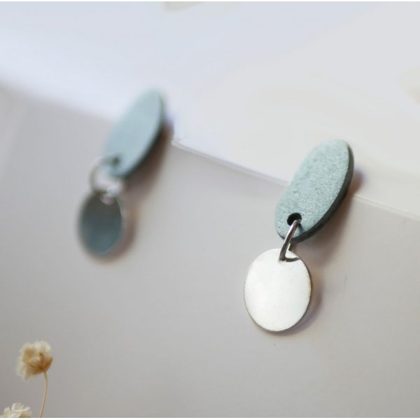 Pequenos brincos geom&eacute;tricos de madeira em prata azul cinzenta 