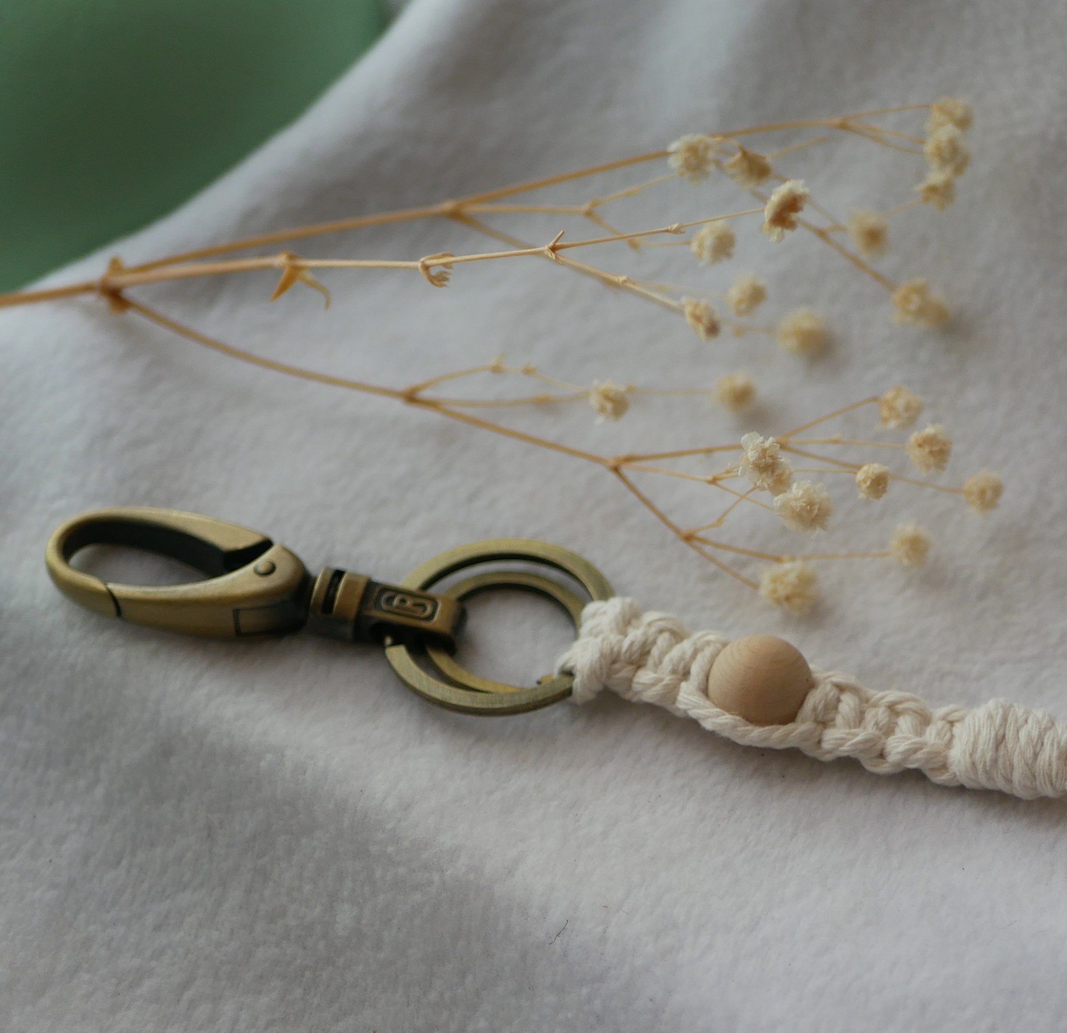 Porte-clés macramé gros mousqueton laiton vieilli perle en bois et corde coton couleur au choix 