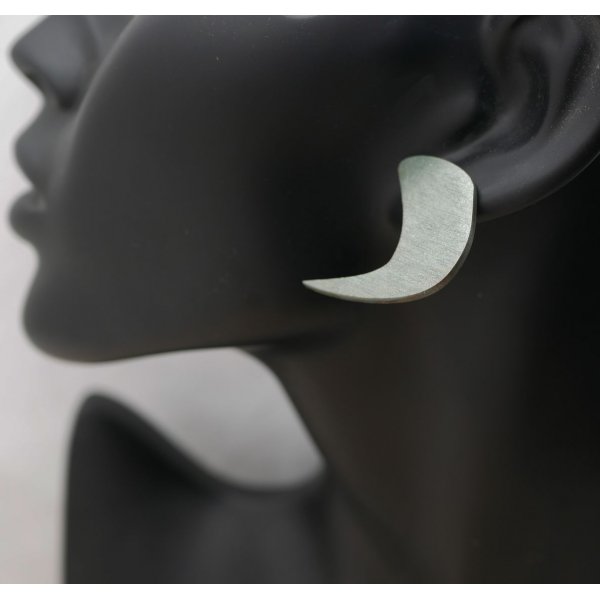 Brincos gr&aacute;ficos de madeira met&aacute;lica cinzenta