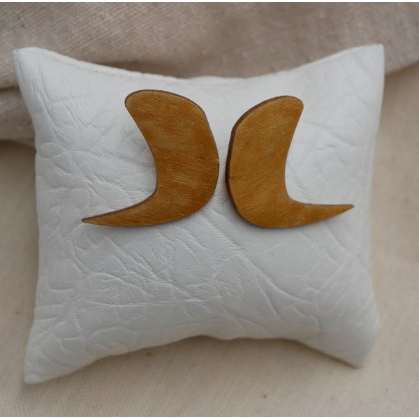 Brincos gr&aacute;ficos em madeira dourada