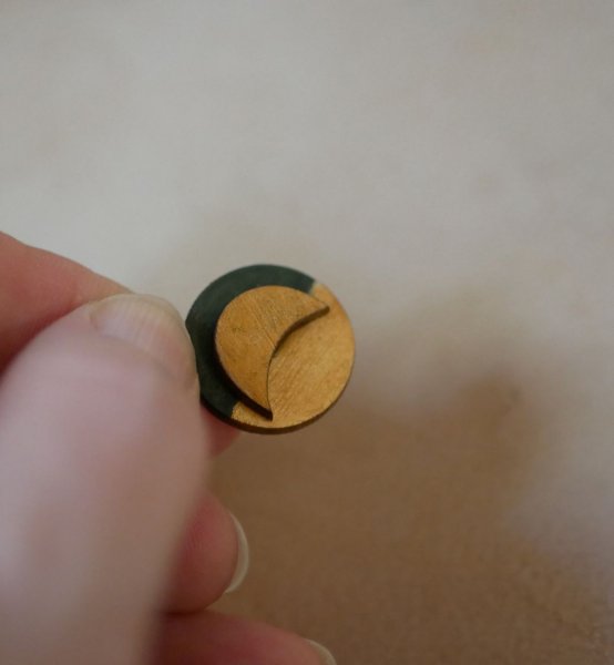 Brincos redondos de madeira com luas em verde escuro e dourado