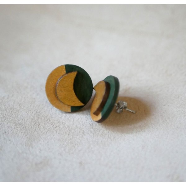 Brincos redondos de madeira com luas em verde escuro e dourado