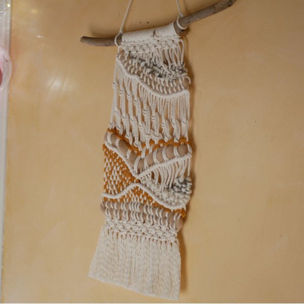 Suspension murale macram&eacute; et tissage laine &eacute;cru et ocre