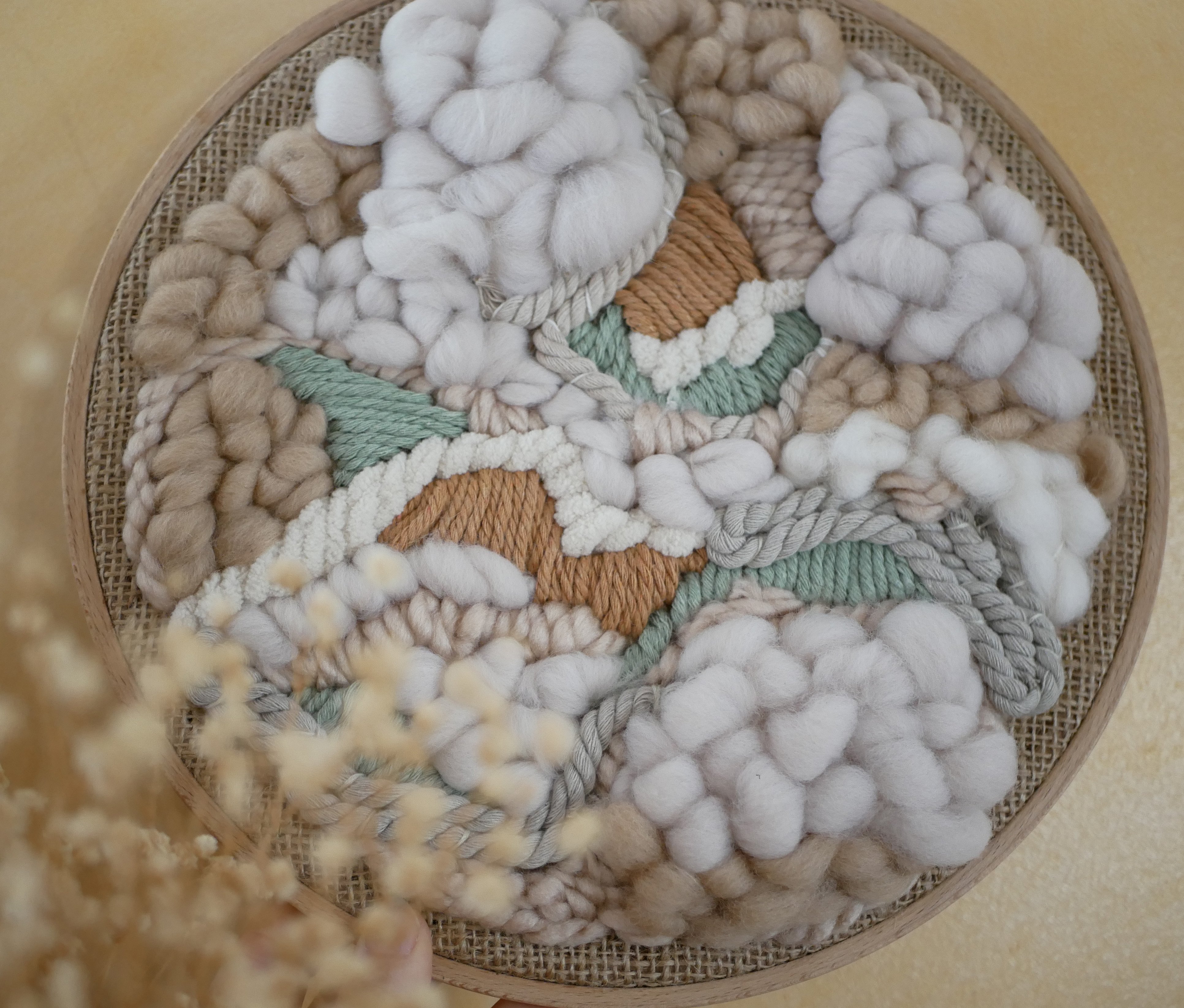 Tissage mural rond de laines et cordes &agrave; macram&eacute; tons blanc beige