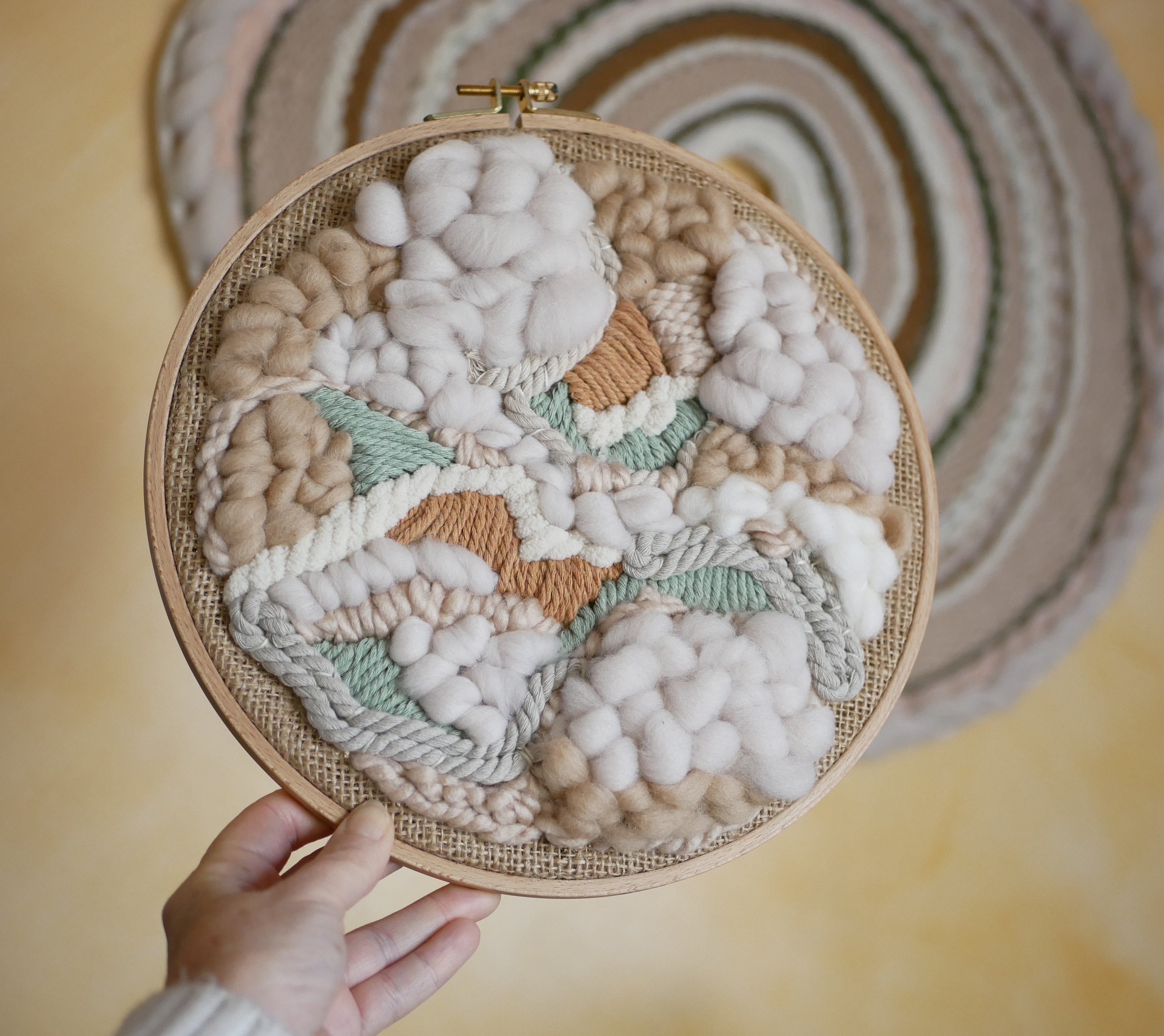 Tissage mural rond de laines et cordes &agrave; macram&eacute; tons blanc beige