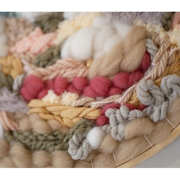 Tissage mural rond paysage de laines autour d'un ginkgo