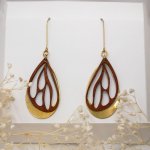 Brincos de asa em madeira de cerejeira sobre oval em latão dourado