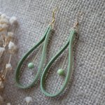 Brincos de pele verde amêndoa e pedras preciosas verde pálido