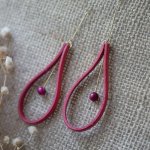 Brincos de couro vermelho coral com pérolas a condizer