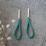 Brincos de couro de jade com tachas longas rectangulares douradas