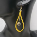 Brincos de couro amarelo mostarda e pedra preciosa 