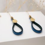 Brincos de couro azul com borla dourada