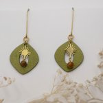 Brincos de madeira metálica verde e pingente de sol dourado