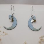 Brincos de lua de prata feitos de madeira e encantos de estrelas 