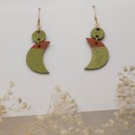 Brincos pendentes de lua de madeira em verde metálico e castanho