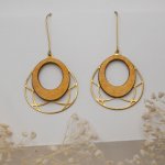 Brincos de madeira oval banhados a ouro sobre borla de latão de trabalho aberto