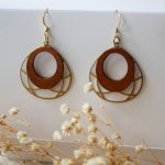 Brincos de asa em madeira de cerejeira sobre uma estrutura oval em latão dourado