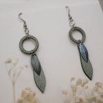 Brincos de madeira e de folhas metálicas com patina cinzenta e verde