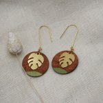 Brincos de madeira de cerejeira e folha de monstera em latão dourado