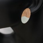 Brincos grandes ovais em madeira de nogueira e cinza metálico