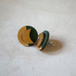 Brincos redondos de madeira com luas em verde escuro e dourado