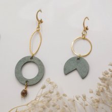 Brincos geométricos assimétricos em madeira e latão dourado