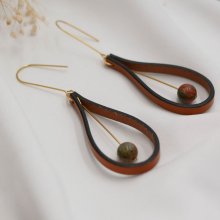 Brincos de couro castanho e pedras preciosas Unakite