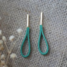 Brincos de couro de jade com tachas longas rectangulares douradas