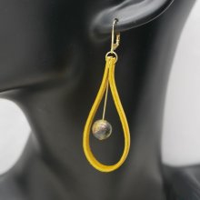 Brincos de couro amarelo mostarda e pedra preciosa 