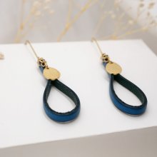 Brincos de couro azul com borla dourada