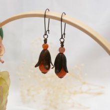 Brincos em latão natural e pérolas de pérolas de laranja