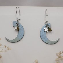 Brincos de lua de prata feitos de madeira e encantos de estrelas 