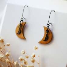 Brincos de lua de madeira com encantos de latão