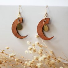 Brincos de lua de madeira de cerejeira com gotas douradas