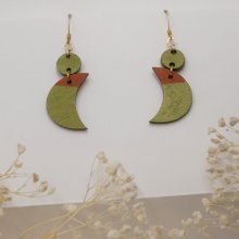 Brincos pendentes de lua de madeira em verde metálico e castanho