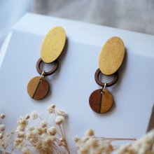 Brincos em madeira de cerejeira e banhados a ouro