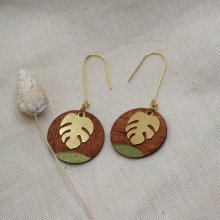 Brincos de madeira de cerejeira e folha de monstera em latão dourado