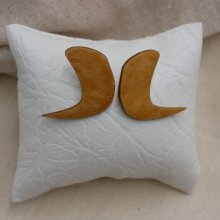 Brincos gráficos em madeira dourada