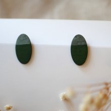 Brincos ovais de madeira pintados em verde e efeito duo metálico cinzento