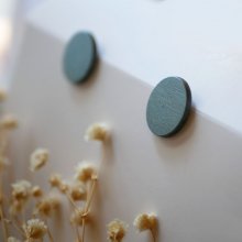 Brincos ovais em madeira pintada de cinzento com efeito metálico