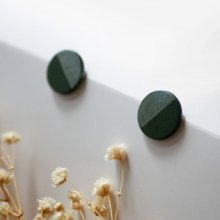 Brincos redondos de madeira pintados em verde escuro e efeito metálico cinzento