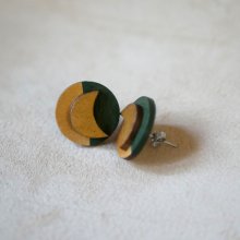 Brincos redondos de madeira com luas em verde escuro e dourado