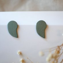 Brincos gráficos de madeira verde-cinza metálica