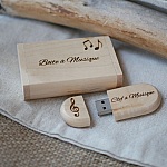 Pen USB de 128 GB 3.0 numa caixa personalizada em madeira clara de ácer