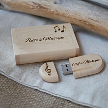 Pen USB de 128 GB 3.0 numa caixa personalizada em madeira clara de ácer