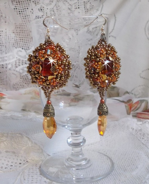 BO Harmony Amber bordado com cristais Swarovski, cabochons de vidro boémio dos anos 60, mini-contas, contas de sementes e ganchos para as orelhas cheias de ouro de 14 quilates