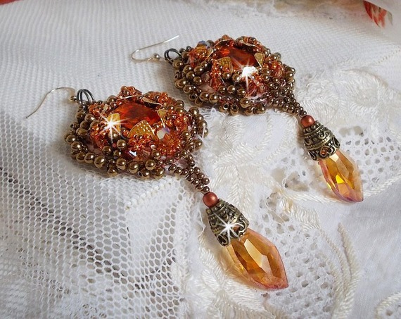 BO Harmony Amber bordado com cristais Swarovski, cabochons de vidro boémio dos anos 60, mini-contas, contas de sementes e ganchos para as orelhas cheias de ouro de 14 quilates